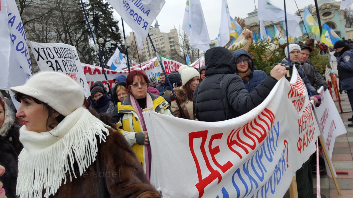Под зданием Верховной рады Украины проводят митинг около 800 аграриев 