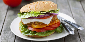 Почти 50% опрошенных россиян не верят, что производство аналогов мяса экологично