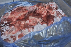 В Хакасии задержали тонну мяса, которую везли на продажу в незакрытом грузовике