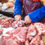 В Магнитогорске жителей попросили не покупать мясо с рук из-за риска заражения ящуром