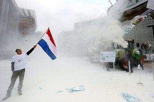 В Брюсселе фермеры распылили тонну сухого молока на здание Совета ЕС В Брюсселе фермеры распылили тонну сухого молока на здание Совета ЕС