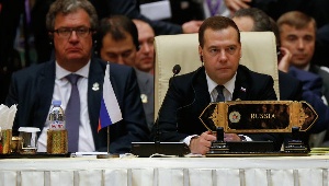 Медведев считает, что необходимо отказаться от санкций