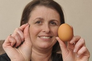 В Великобритании женщина нашла в курином яйце бриллиант