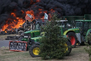 Бастующие французские фермеры согласились разблокировать границу с Германией