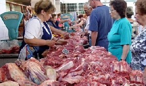 Полицейские изымают с волгоградских рынков сомнительное мясо