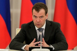 Медведев: ответные меры РФ на санкции были приняты после консультаций