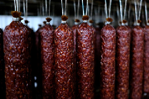 Белоруса приговорили к трем годам колонии за кражу колбасы