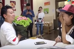 Китаец сделал невесте предложение, подарив букет из мясной вырезки Китаец сделал невесте предложение, подарив букет из мясной вырезки