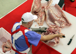Лучший обвальщик мяса в Тюменской области получит 40 тысяч рублей