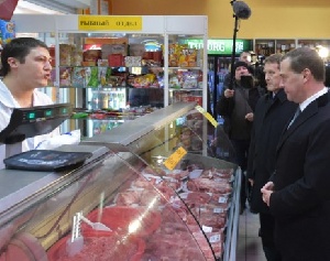 Медведев лично проверил цены в одном из магазинов Воронежа