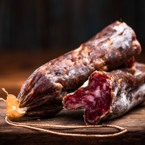 Сотрудники Малаховского мясокомбината украли колбасы на 2,4 миллиона через дыру в стене