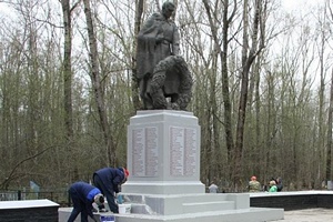 В рамках акции "Живые павшим обязаны вечно" удмуртская птицефабрика привела в порядок воинский мемориал