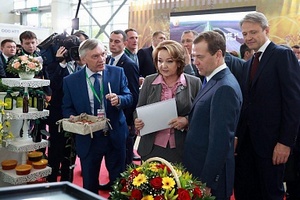Дмитрий Медведев на «Золотой осени» посетил стенд главного аграрного вуза страны - Тимирязевки
