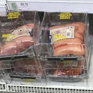 Британские супермаркеты поместили мясо в коробки с GPS-трекерами из-за краж продуктов