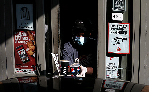 KFC отказалась от слогана «Пальчики оближешь» из-за коронавируса