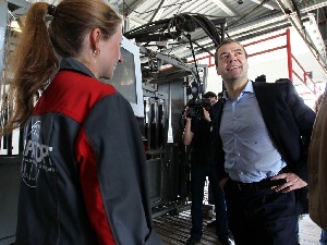 Медведев потребовал от губернаторов довести субсидии до аграриев: "Отвечаете головой"