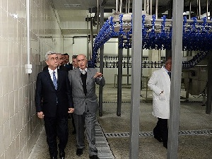 Президент Армении посетил птицеводческую фабрику Спитака