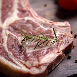 Цены на свинину в России за год упали на 27%