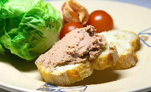 Турист пытался провезти в Россию 70 килограммов французского паштета