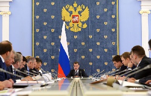 Медведев потребовал срочно скорректировать программу развития АПК из-за санкций