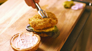 В Тель-Авиве открылся ресторан, где угощают куриным филе, выращенным в реакторе