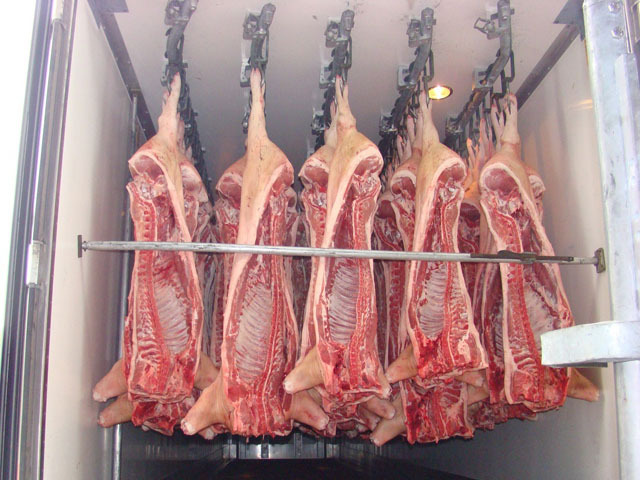 продукцию свинины полутушами 2-категории (крестьянка).