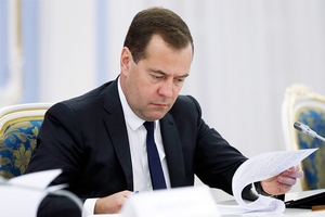 Медведев поручил в течение полугода утвердить правила уничтожения санкционных продуктов