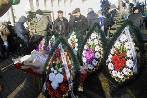 Митингующие принесли гроб со свиньей к зданию Верховной рады Украины