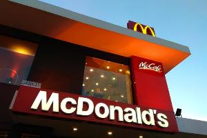 McDonald's заявил о планах локализовать поставки продуктов в России за два года