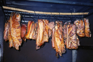 В Китае началась борьба с традиционным копчением мяса