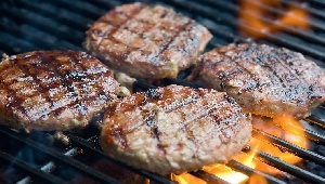 АПХ "Мираторг" планирует начать поставки бургеров из фирменной отечественной говядины ANGUS BEEF в сети общественного питания в 2015 г.