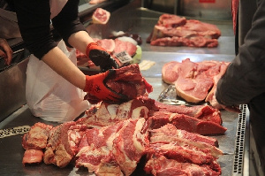 Мало мяса и молока.﻿﻿ Депутаты предлагают выплачивать дотации за каждый сданный литр и килограмм