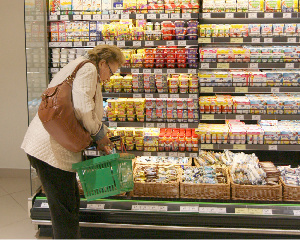 Эксперты: эффективнее не снижать цены на продукты, а повышать доходы населения