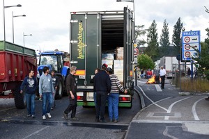 Французские фермеры начали выкидывать испанское мясо прямо из грузовиков