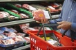 Теряющие доходы россияне продолжают отказываться от дорогих продуктов питания — прежде всего мясных и молочных