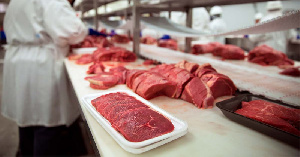 Более 200 работников мясокомбината на западе Германии заразились COVID-19