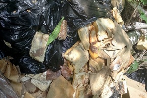 В лесу под Липецком обнаружили свалку из колбасы и копченого сала