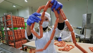 Сто тонн сосисок и курятины из США пытались незаконно ввезти в Россию