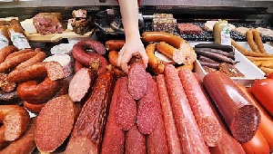 Более 120 кг опасной для здоровья колбасы нашли на прилавках в Кемерове