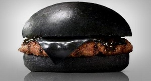 Готичный бургер с черным сыром, соусом и булочками появился в сети закусочных в Японии