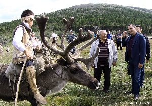 Руководитель Минсельхоза России посетил оленеводческое предприятие в Якутии.