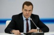 Медведев: дефицита по мясу, фруктам и овощам из-за ответных санкций в России нет