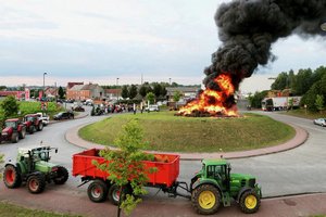 Разгневанные бельгийские аграрии блокируют автотрассы