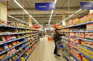 Во Франции официально запретили выбрасывать еду из супермаркетов