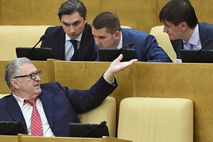 Жириновский посоветовал коллегам избегать интимных связей и мяса на каникулах