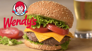 США: Нехватка мяса вынуждает сеть быстрого питания Wendy’s убирать из меню бургеры