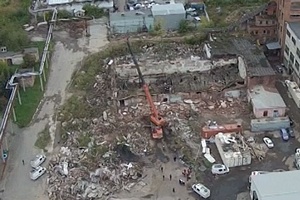 Рабочий, пострадавший при обрушении здания бойни в Новосибирске, умер в больнице 