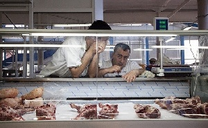 Нижегородские власти призывают ритейлеров запасаться продовольствием. Министерство предпринимательства региона надеется таким образом избежать дефицита и последующего роста цен.