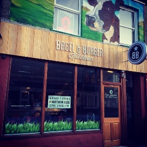 Ресторан халяльных бургеров открылся в Уэльсе