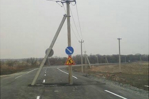 Так и было задумано: новую дорогу к свинокомплексу проложили вокруг столба ЛЭП